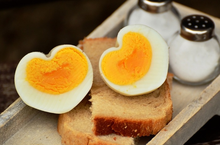 ugotowane jajka i kromki chleba proteinowego